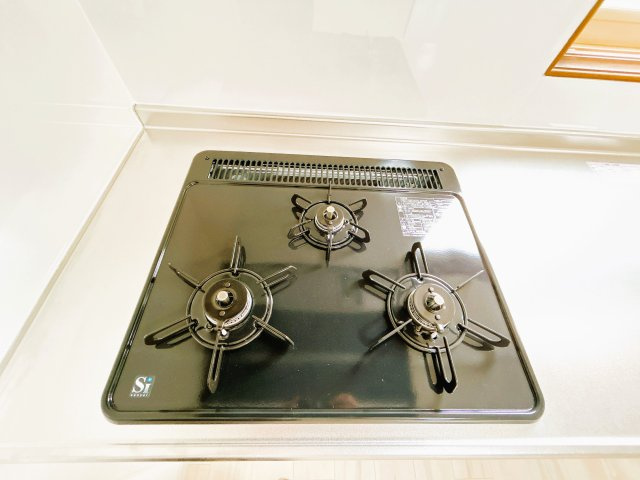 【キッチン】 | 北見市東相内町６５１番地２１　中古売家 | 【リフォーム済】3口コンロは複数品目一緒に作れ、調理の心強い味方です。