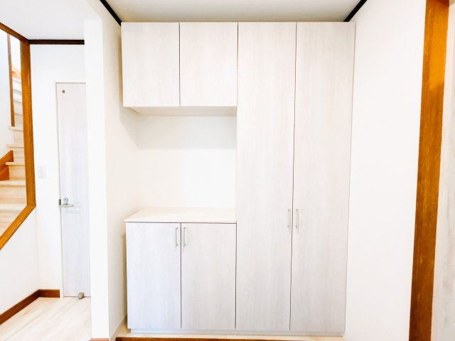 【収納】 | 北見市東相内町６５１番地２１　中古売家 | 【リフォーム済】シューズボックスは新品に交換致しました。約60足収納可能ですので散らかりがちな玄関をきれいに保てます。