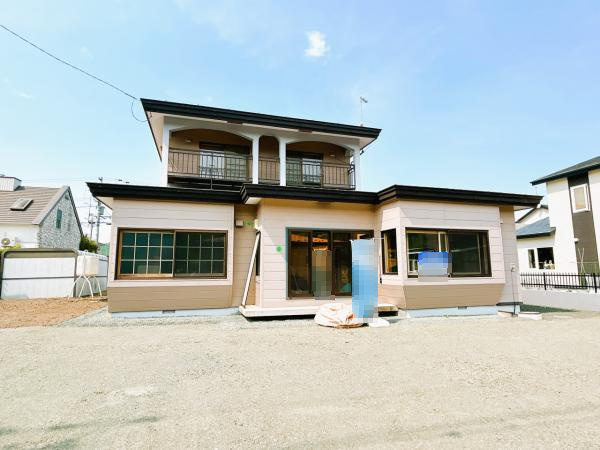 【駐車場】 | 北見市東相内町６５１番地２１　中古売家 | 【リフォーム後】駐車場は向かっての擁壁を解体し並列3台止めれます。