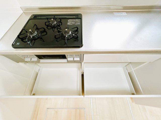 【キッチン】 | 北見市東相内町６５１番地２１　中古売家 | 【リフォーム済】新品のキッチンには収納も豊富についております。