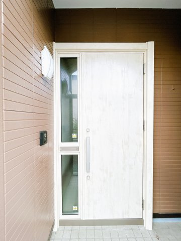 【玄関】 | 北見市東相内町６５１番地２１　中古売家 | 【リフォーム済】玄関ドアは新品の断熱ドアに交換致しました。