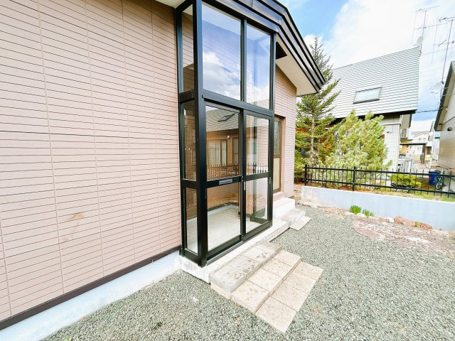 【玄関】 | 北見市東相内町６５１番地２１　中古売家 | 【現況】風除室付の住宅になっております。