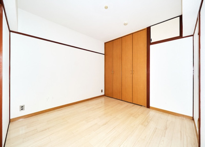 【洋室】 | 美善ハイツ | リビングの隣、4.5帖洋室