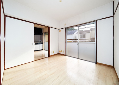 【洋室】 | 美善ハイツ | リビングの隣、4.5帖洋室