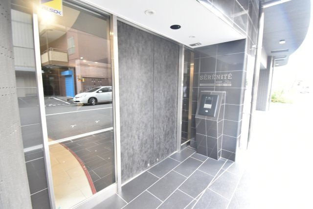 セレニテ九条リアンのエントランス