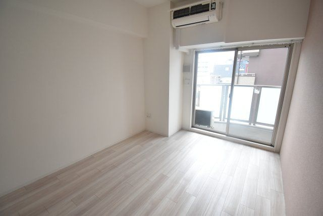 セレニテ九条リアンの洋室