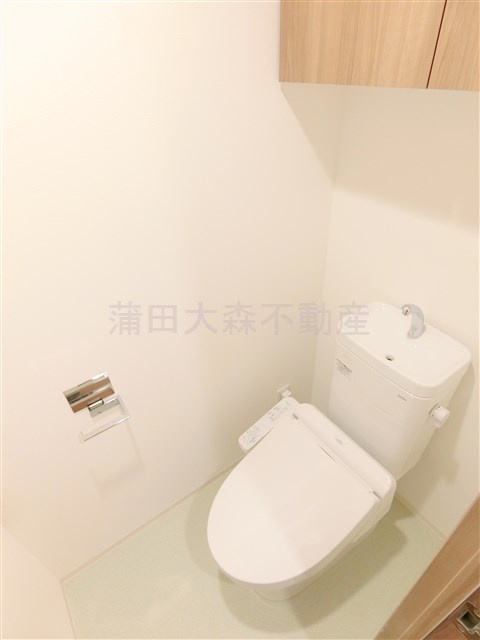 アーバンパーク東六郷Iのトイレ|吊戸棚と温水洗浄便座付きのトイレ