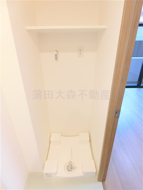 アーバンパーク東六郷Iの設備|棚付きの洗濯機置き場