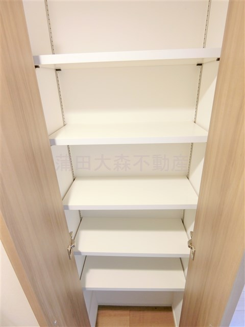 アーバンパーク東六郷Iの収納|リビング入口の棚収納