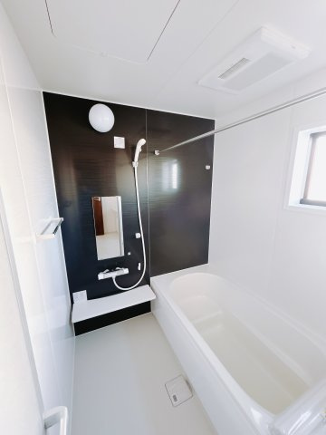 【新築戸建】渋川行幸田の浴室|■浴室（2号棟）｜デザイン性に優れた浴室♪1日の疲れを癒す、ゆったりとしたバスタイムをぜひお過ごしください(*＾＾*)大きな窓付きで嬉しい♪