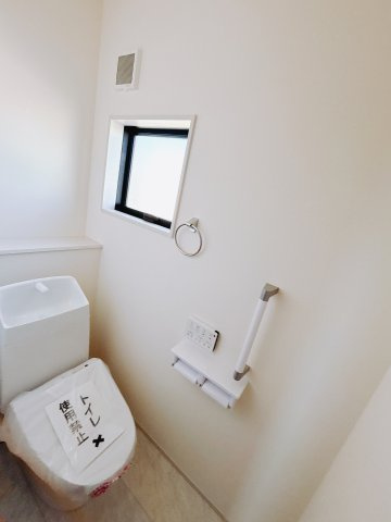 【新築戸建】渋川行幸田のトイレ|■トイレ（2号棟）｜1階・2階にトイレをご用意しております♪窓付きなので、常に換気もできますので綺麗を保てます☆