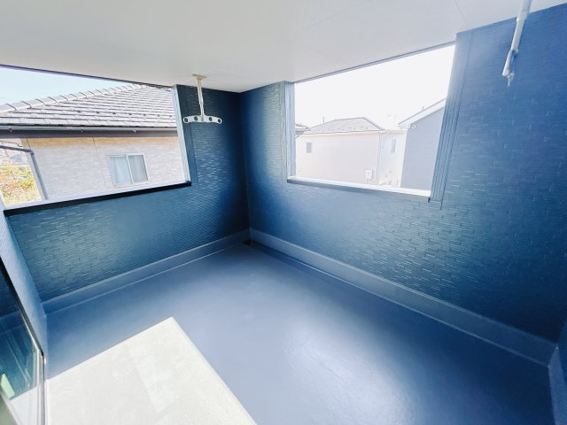 【新築戸建】渋川行幸田のバルコニー|■バルコニー（2号棟）｜プライバシーが守られたインナーバルコニーは、くつろぎの空間としても、アウトドアの空間としても活躍をしてくれます。