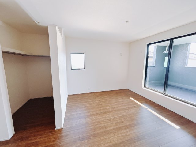 【新築戸建】渋川行幸田の寝室|■主寝室（2号棟）｜ダブルベッドを置いても充分な広さを2Ｆのお部屋に設けております。お子様と家族みんなで寝るのも夢じゃありません♪窓からは光が差し込むので日中でも明るいお部屋です。
