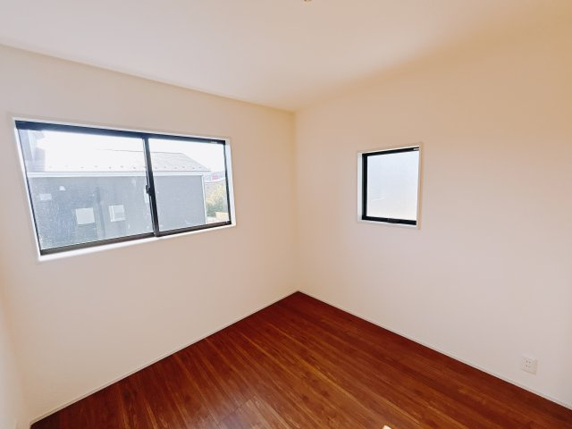 【新築戸建】渋川行幸田の洋室|■2階洋室（2号棟）｜ナチュラルカラーの床です。模様替えなどとても楽しく工夫できます♪陽当たり、風通しもとても良いので毎日快適な生活スタートです！子供部屋にも良いですね♪