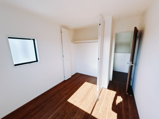 【新築戸建】渋川行幸田の洋室|■2階洋室（2号棟）｜2階各居室には収納をご用意しています♪常にお部屋を綺麗に保てます！小さなお子様も自然とお片付けができるようになるのでうれしいですよね！