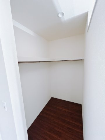 【新築戸建】渋川行幸田の収納|■WIC（2号棟）｜主寝室には夢のウォークインがございます♪お洋服やバッグだけでなく、増えていくお洋服やご家族での思い出の品もしっかりと収納します( ＾＾ )