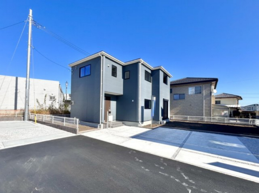 【新築戸建】渋川行幸田の外観|■外観（2号棟）｜外壁のアクセントカラーがシックな外観です。シンプルなデザインでありながらも「個性」を損なわず、お客様一人ひとりの暮らし方にフィットします。