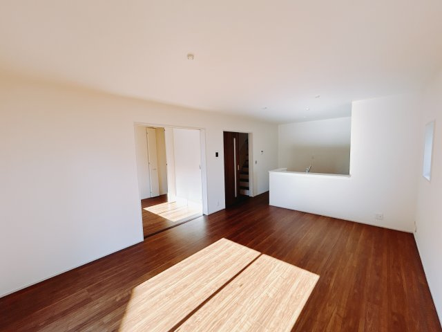 【新築戸建】渋川行幸田の居間・リビング|■リビング（2号棟）｜陽当たり良好のリビングダイニング♪賃貸では叶わなかった、お友達とのホームパーティや大音量で映画やテレビを楽しむことができます(*^^*)