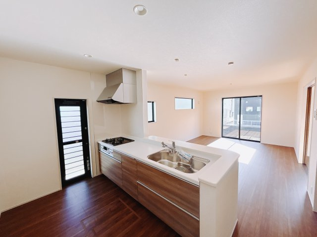 【新築戸建】渋川行幸田の居間・リビング|■リビング（2号棟）｜家族でゆったりくつろげる、居心地の良いリビング♪賃貸と違って、テレビや音楽の音を気にしなくて良いことが嬉しいですね(*＾＾*)