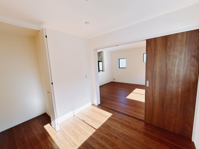 【新築戸建】渋川行幸田の洋室|■1階洋室（2号棟）｜リビング横の洋室になります。収納付きで収納に困ってしまう事もなく安心です♪