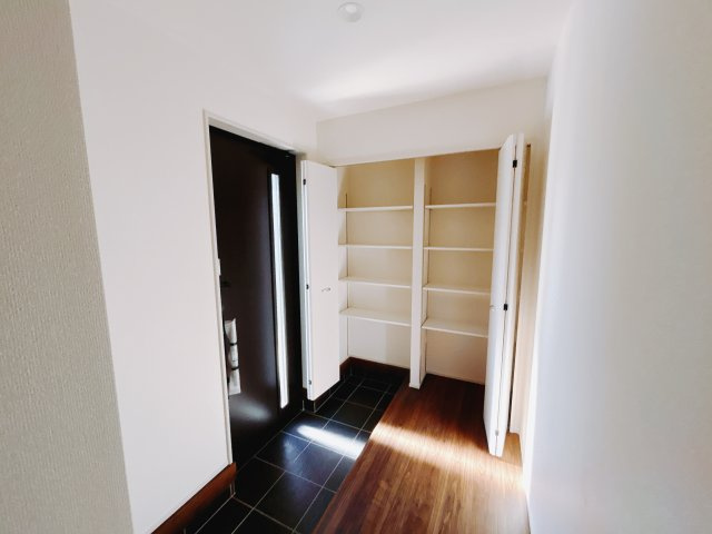 【新築戸建】渋川行幸田の玄関|■玄関（2号棟）｜「玄関から、我が家を心地よく。自然の風や光を感じられる気持ちのいい玄関へ。」永く居心地のいい暮らしを演出する快適性能と安心を両立させたドアを採用しました！