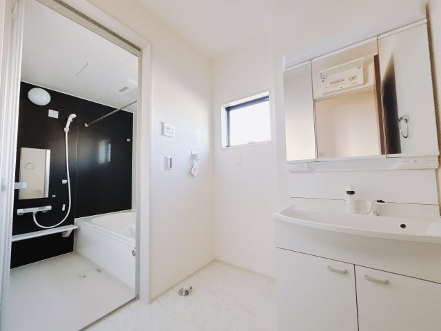 【新築戸建】渋川行幸田の独立洗面台|■洗面室（2号棟）｜朝のお出かけ準備に嬉しい三面鏡。鏡の裏には歯ブラシや整髪料などを収納できるスペースもあるので、いつでもスッキリ片付きます♪