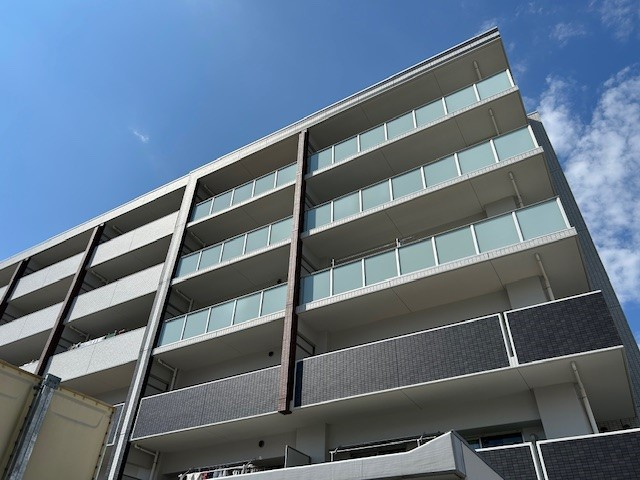 アルビオアルファ渚ガーデンⅡの外観|低層部に黒色の、中層部にはホワイトのタイルを使用した外観デザイン