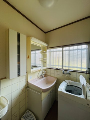 【独立洗面台】 | 姫路市勝原区朝日谷／中古戸建 | 独立洗面台、小物を置くことができて便利です