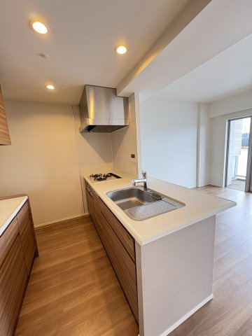 グランシエロ イーストマークスのキッチン|対面キッチン　ガス3口コンロ