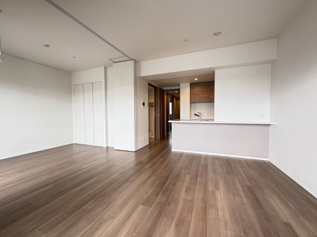 グランシエロ イーストマークスの居間・リビング|ウォールドア開放で広々LDK