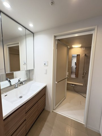 グランシエロ イーストマークスの独立洗面台|収納たっぷりの洗面台