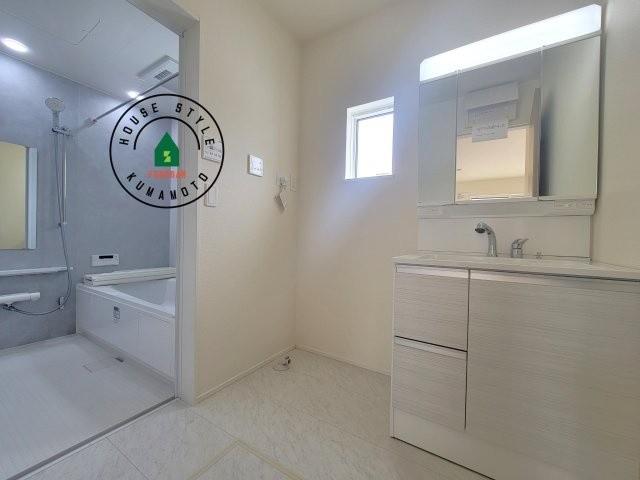 熊本市中央区出水6丁目第4-2棟（1号棟）の内観：施工例|ゆとりの洗面スペースで朝の身支度もスムーズに。暮らしを快適に変えるシャワー付洗面台です！