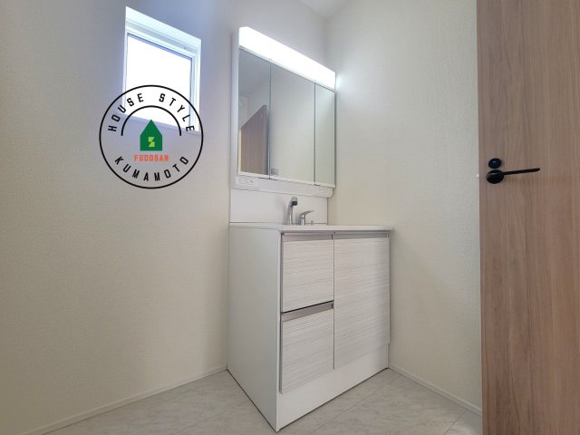 熊本市中央区出水6丁目第4-2棟（1号棟）の内観：施工例|毎日使うものだから清潔な空間を保ちたい水回り。洗面にはそんな願いを解消させてくれる収納アイデアが満載です。三面鏡の裏側にはキャビネットが現れ小物から背の高い物まで収納できます。