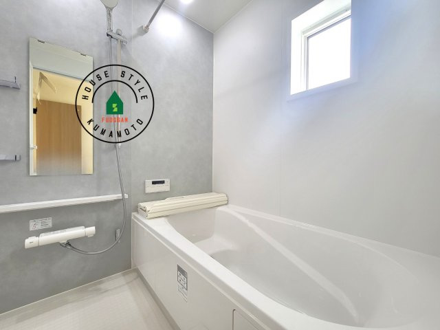 熊本市中央区出水6丁目第4-2棟（1号棟）の内観：施工例|1日の疲れを癒してくれる広々バスルーム。雨の日のお洗濯にも大活躍な浴室乾燥機付です！