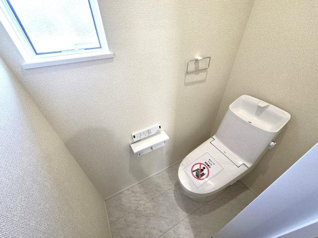 熊本市中央区出水6丁目第4-2棟（1号棟）の内観：施工例|温水洗浄便座を完備しております。2ヶ所にトイレがあるのは朝の慌ただしい時間も安心です。