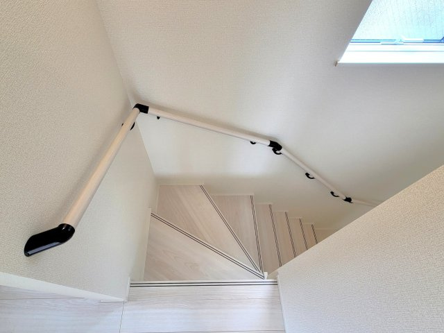 熊本市中央区出水6丁目第4-2棟（1号棟）の内観：施工例|＜手すり付階段＞手すりがないと階段の昇り降りで危険なことはもちろん、壁に手をつきながら歩くことで壁紙が汚れやすくなります。すべての方に快適に昇り降りしていただくため、手すりを設置しました。