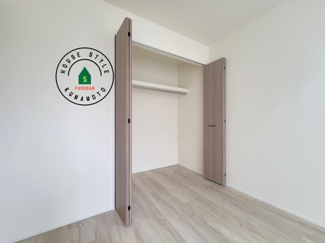 熊本市中央区出水6丁目第4-2棟（1号棟）の内観：施工例|洋服や大きな荷物が多い方や人数の多いご家族などは、一般的なクローゼットよりもウォークインクローゼットのほうが使い勝手が良いです。