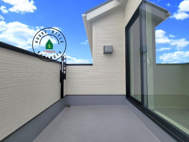 熊本市中央区出水6丁目第4-2棟（1号棟）の外観：施工例|風をしっかりと感じられるバルコニーでは、毎日が洗濯日和です。広々としているので洗濯も楽しくなるでしょうし、気分転換にバルコニーからの眺めを楽しむのもいいでしょう。