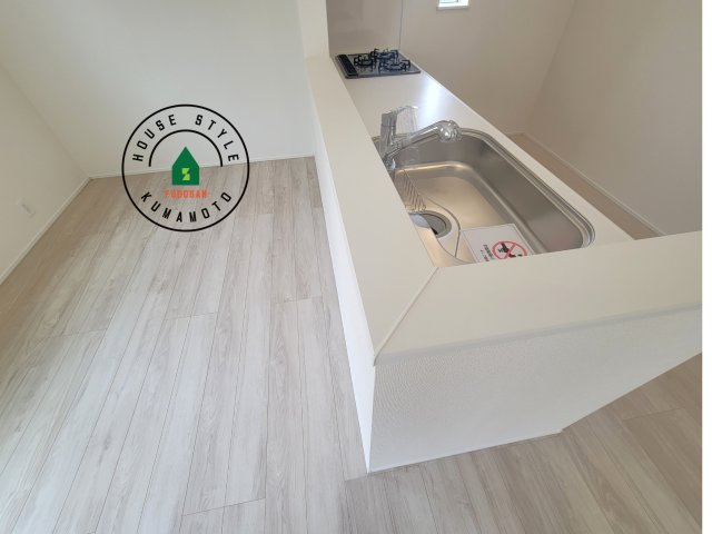 熊本市中央区出水6丁目第4-2棟（1号棟）の内観：施工例|キッチンから立ち込める香りが今日の料理を期待させます。