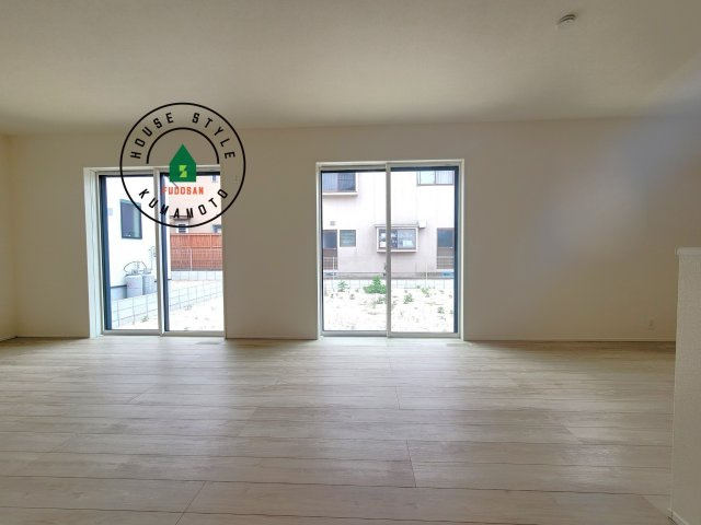 熊本市中央区出水6丁目第4-2棟（1号棟）の内観：施工例|キッチンからリビングをしっかり確認できます。家族の笑顔があふれる空間になりそうですね。