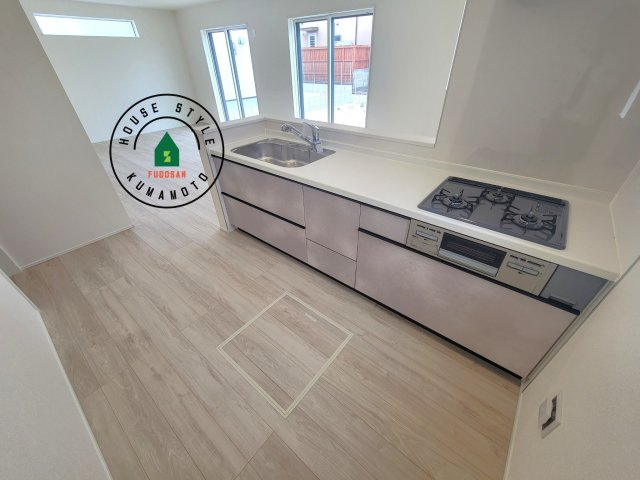 熊本市中央区出水6丁目第4-2棟（1号棟）の内観：施工例|ダイニングテーブルへの配膳がラクラク、お料理はかどるカウンター付きシステムキッチン！