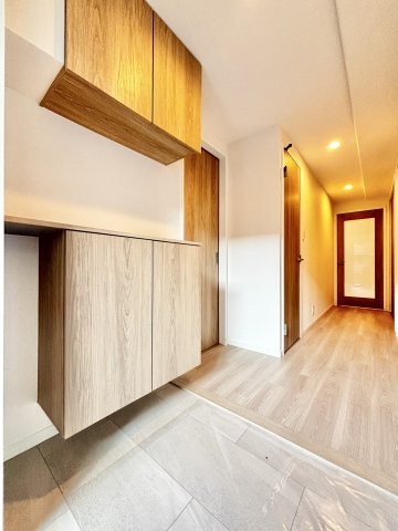 寝屋川コーポラスの玄関|収納もある玄関です