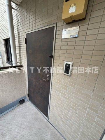 【玄関】 | ミリアレジデンス西蒲田 | 収納もある玄関です