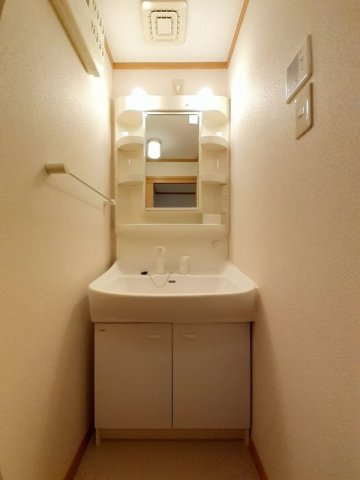 イーストニュータウンＡの洗面所|明るい洗面所です