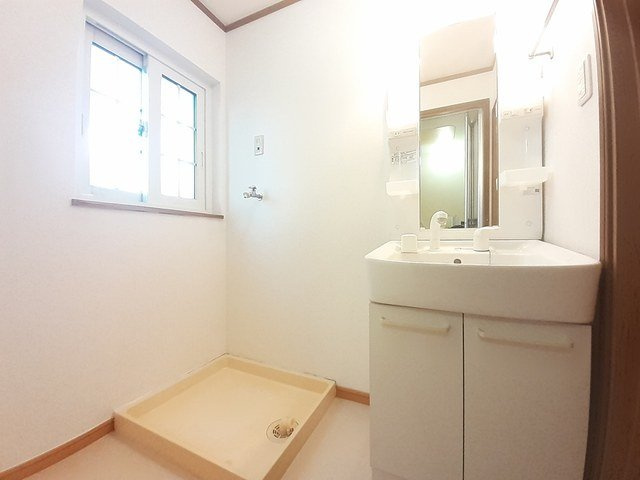 ヴィラ・ガーデンの洗面所|明るい洗面所です