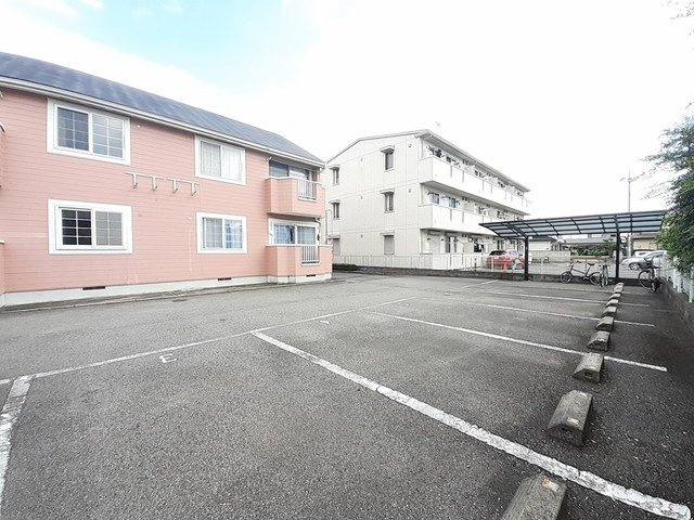 ヴィラ・ガーデンの駐車場|駐車スペースもあります