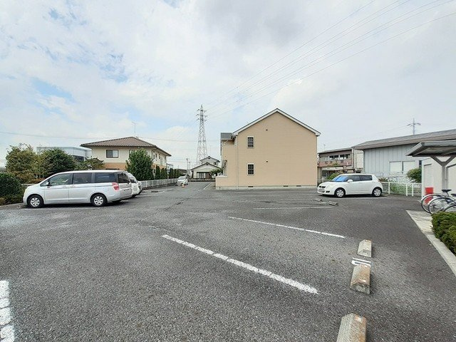 シャンブル・エイトの駐車場|車をお持ちの方に嬉しい駐車場付きの物件です