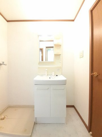 シャンブル・エイトの洗面所|ゆったりとスペースのある洗面所