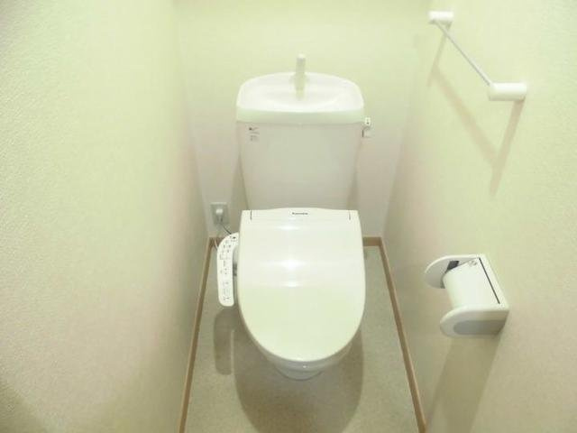 ツインコートＡのトイレ|落ち着いた色調のトイレです