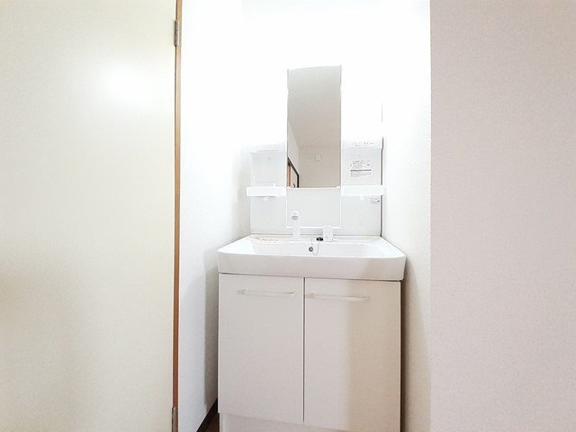 ニューシティ早川の洗面所|明るい洗面所です